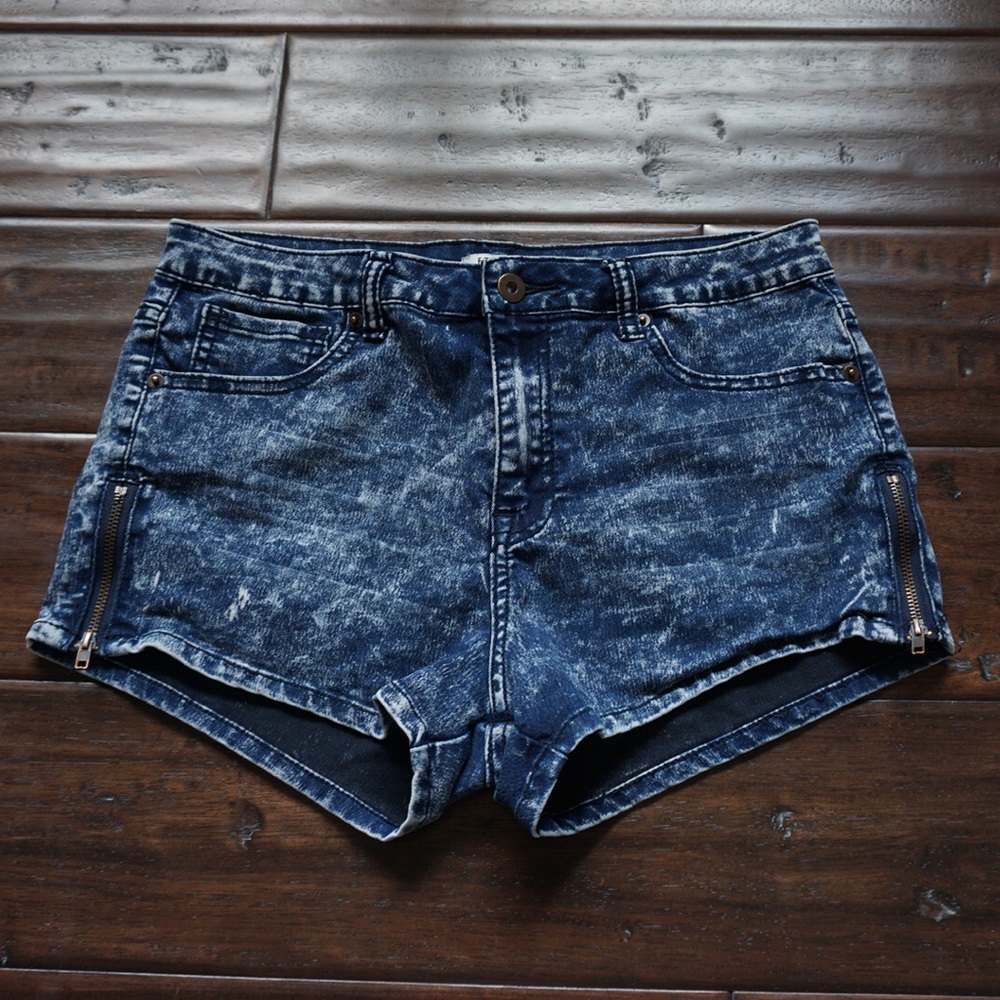 Acid wash Jeans.